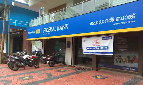 ‘കമ്പ്യൂട്ടറിന്​ മുന്നിൽനിന്ന്​ മാറരുത്, മകനെ കേസിൽ കുടുക്കും’; 45 ലക്ഷം പിൻവലിക്കാൻ വയോധികനെത്തി, സംശയം തോന്നിയ ബാങ്ക് ജീവനക്കാർ ഭാര്യയെ അറിയിച്ച് തട്ടിപ്പ് പൊളിച്ചു