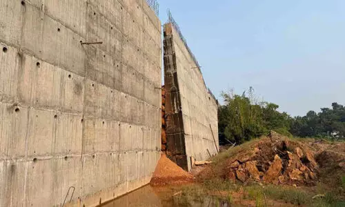 കോട്ടക്കുന്നിൽ ദേശീയപാതയുടെ ഭിത്തി പുറത്തേക്ക് തള്ളി കോട്ടക്കുന്നിൽ ദേശീയപാതയുടെ ഭിത്തി പുറത്തേക്ക് തള്ളി