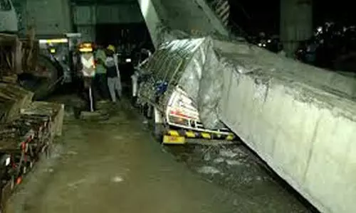 അരൂർ-തുറവൂർ ദേശീയപാത അപകടം; നിയമ നടപടികളിൽ ദുരൂഹത അരൂർ-തുറവൂർ ദേശീയപാത അപകടം; നിയമ നടപടികളിൽ ദുരൂഹത