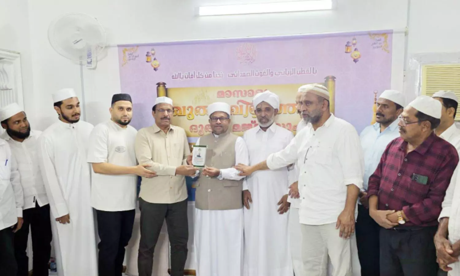 അ​ബൂ​ബ​ക്ക​ർ ഇ​രി​ങ്ങ​ണ്ണൂ​രി​ന് യാ​ത്ര​യ​യ​പ്പ്