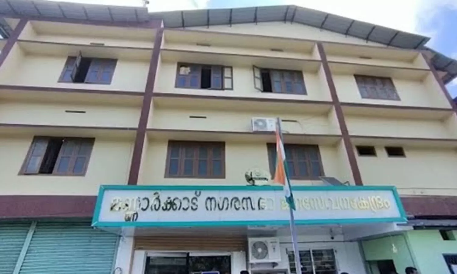 മ​ണ്ണാ​ർ​ക്കാ​ട്ട് പോ​രാ​ട്ടം ക​ന​ക്കും