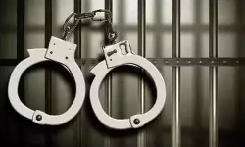 അ​പ​ക​ട​ക​ര​മാ​യ ഡ്രൈ​വി​ങ്: ര​ണ്ട് ഡ്രൈ​വ​ർ​മാ​ർ പി​ടി​യി​ൽ