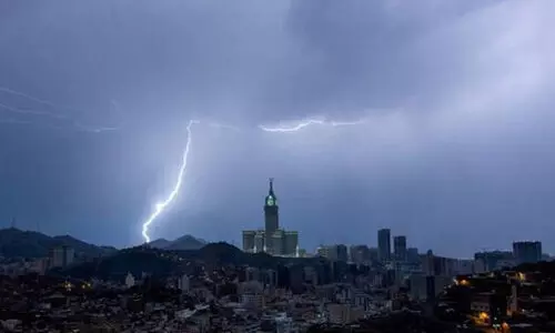 ഇ​ടി​മി​ന്ന​ലി​നും ക​ന​ത്ത മ​ഴ​ക്കും സാ​ധ്യ​ത; വെ​ള്ള​പ്പൊ​ക്ക മു​ന്ന​റി​യി​പ്പു​മാ​യി സി​വി​ൽ ഡി​ഫ​ൻ​സ്