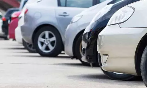 റോ​ഡ​രി​കി​ൽ കാ​ർ വി​ൽ​പ​ന​ക്ക് വെ​ക്കേ​ണ്ട