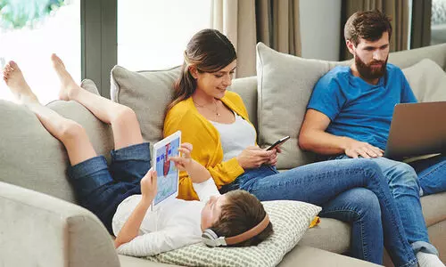 അമിത സ്ക്രീൻ ഉപയോഗം ബാധിക്കുന്നത് കണ്ണുകളെ മാത്രമല്ല...