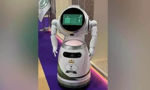 സൗദി വ്യോമ, നാവിക, കര കവാടങ്ങളിൽ തീർഥാടകരെ വരവേൽക്കാൻ റോബോട്ട്