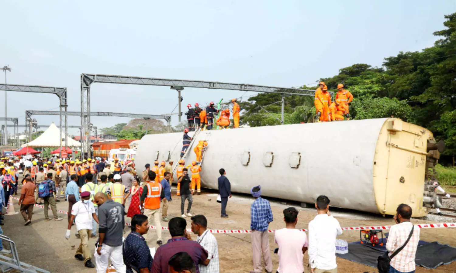 യാത്രക്കാരെ ഞെട്ടിച്ച് റെയിൽവേയുടെ മോക് ഡ്രിൽ