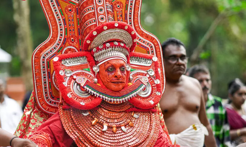 നിറങ്ങളുടെ തെയ്യക്കാലം നിറങ്ങളുടെ തെയ്യക്കാലം