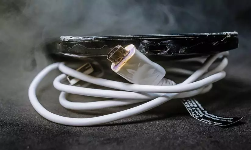 ചാർജർ അമിതമായി ചൂടാകുന്നുണ്ടോ? നിങ്ങളുടെ ചാർജർ വ്യാജനാണോ എന്ന് കണ്ടെത്താൻ ഈ ഗവൺമെന്റ് ആപ്ലിക്കേഷൻ സഹായിക്കും ചാർജർ അമിതമായി ചൂടാകുന്നുണ്ടോ? നിങ്ങളുടെ ചാർജർ വ്യാജനാണോ എന്ന് കണ്ടെത്താൻ ഈ ഗവൺമെന്റ് ആപ്ലിക്കേഷൻ സഹായിക്കും