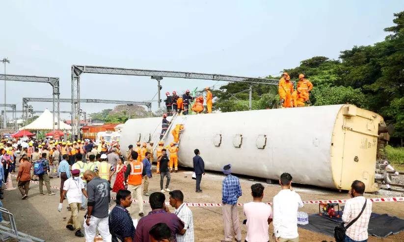 യാത്രക്കാരെ ഞെട്ടിച്ച് റെയിൽവേയുടെ മോക് ഡ്രിൽ