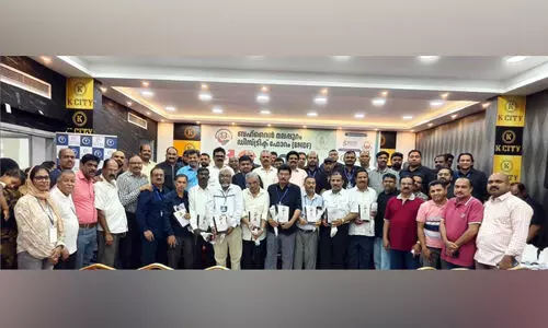 മു​തി​ർ​ന്ന പ്ര​വാ​സി​ക​ളെ ആ​ദ​രി​ച്ചു