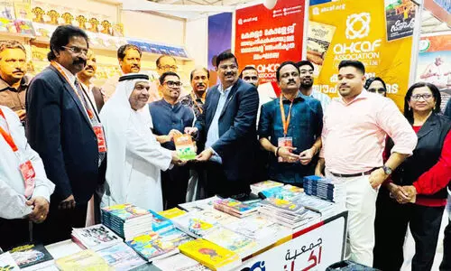 പു​സ്ത​ക പ്ര​കാ​ശ​നം ഷാ​ർ​ജ​യി​ൽ ന​ട​ന്നു