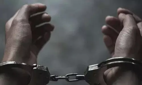 സ്ത്രീ​യു​ടെ മൃ​ത​ദേ​ഹ​വു​മാ​യി കാ​റി​ൽ സ​ഞ്ച​രി​ച്ച മൂ​ന്നു​പേ​ർ പി​ടി​യി​ൽ