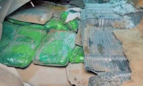 കാ​റി​ൽ ല​ഹ​രി എ​ത്തി​ക്കാ​ൻ ശ്ര​മം; 100 കി​ലോ മ​യ​ക്കു​മ​രു​ന്ന് പി​ടി​കൂ​ടി