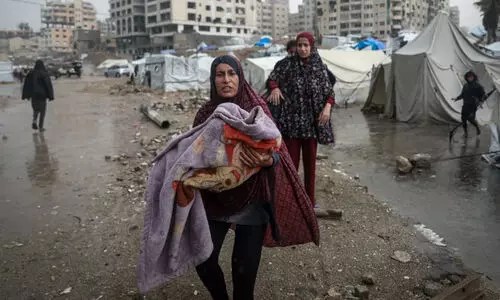 കനത്ത മഴയിൽ മുങ്ങി ഗസ്സയിലെ ടെന്റുകൾ; തലചായ്ക്കാൻ ഇടമില്ലാതെ കുട്ടികളും രോഗികളുമടക്കം ലക്ഷങ്ങൾ