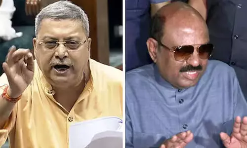 ബംഗാളിൽ വൻ രാഷ്ട്രീയ വിവാദം; ഗവർണർ ബി.ജെ.പി നേതാക്കള്‍ക്ക് ആയുധങ്ങള്‍ കൈമാറുന്നുവെന്ന് തൃണമൂല്‍ എം.പി; മാപ്പ് പറഞ്ഞില്ലെങ്കിൽ നടപടിയെന്ന് ഗവർണർ