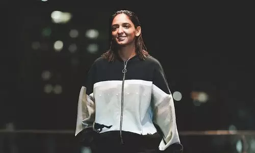 ക്രിക്കറ്റിൽ മാത്രമല്ല മുംബൈ ഫാഷൻ ഷോയിലും താരമായി ഹർമൻപ്രീത് കൗർ