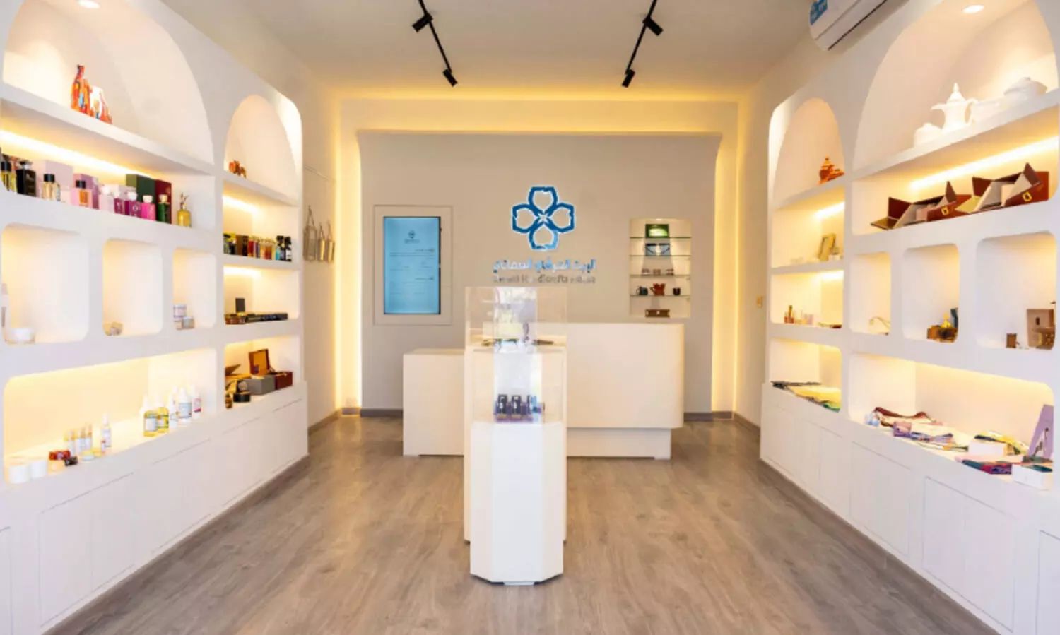 ദാ​ഖി​ലി​യ​യി​ൽ ഒ​മാ​നി ഹാ​ൻ​ഡി​ക്രാ​ഫ്റ്റ്സ് ഹൗ​സ് ഔ​ട്ട്‌​ല​റ്റ് തു​റ​ന്നു