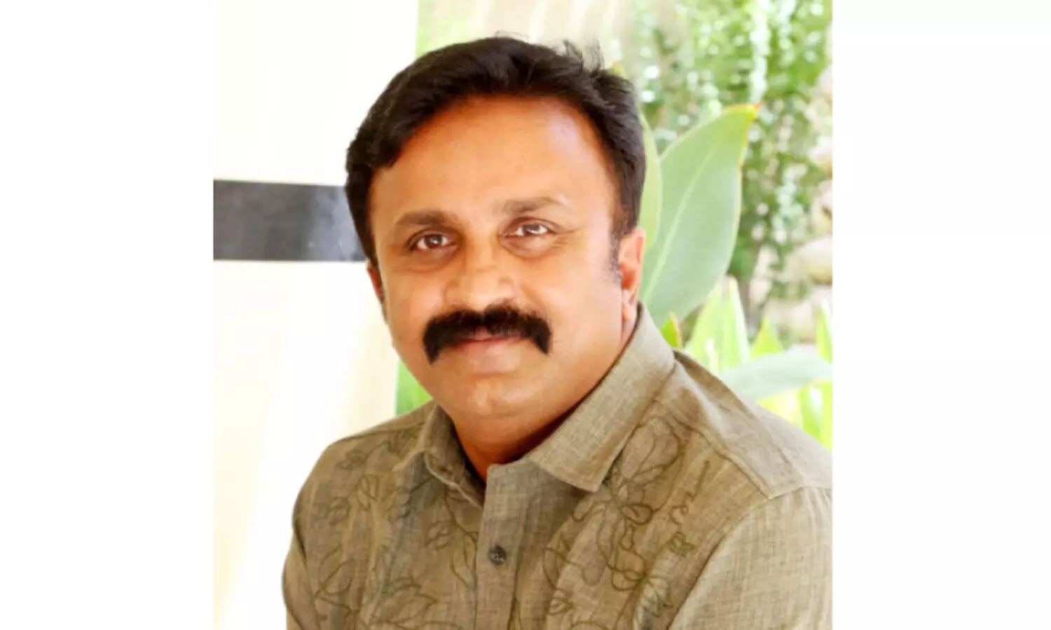 ഒ​റ്റ​യ്ക്കി​രി​ക്കു​ന്ന​വ​ൻ