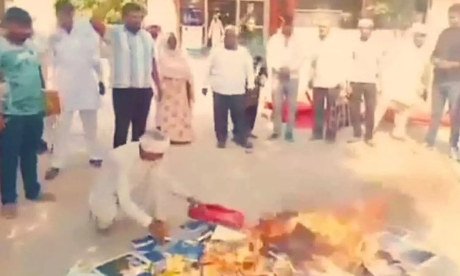 ക്രിസ്ത്യാനികൾ രാജ്യദ്രോഹികൾ; ജയ് ശ്രീറാം വിളിച്ച് ബൈബിളുകൾ കൂട്ടിയിട്ട് കത്തിച്ച് ഹിന്ദുത്വ വാദികൾ, വിഡിയോ പുറത്ത്