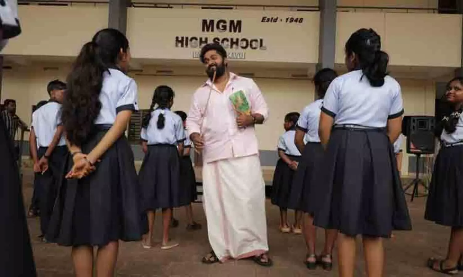 ചൂരലെടുത്ത് സജിന്‍ മാഷായി ധ്യാന്‍ ശ്രീനിവാസന്‍; കല്യാണമരം ചിത്രീകരണം ആരംഭിച്ചു