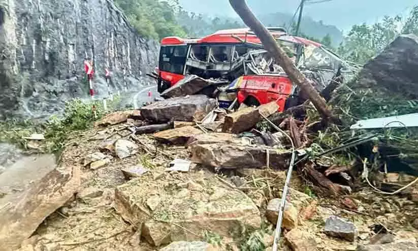 വി​യ്റ്റ​നാ​മി​ൽ ക​ന​ത്ത മ​ഴ​; ബസിനുമേൽ മണ്ണിടിഞ്ഞ് ആറുമരണം