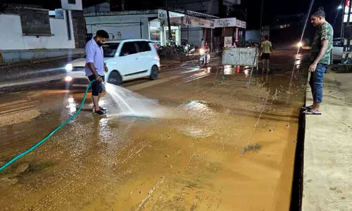 മലയോര ഹൈവേയിൽ ചളി നിറച്ച് ടിപ്പറുകൾ; അപകടത്തിൽ 10 പേർക്ക് പരിക്ക്