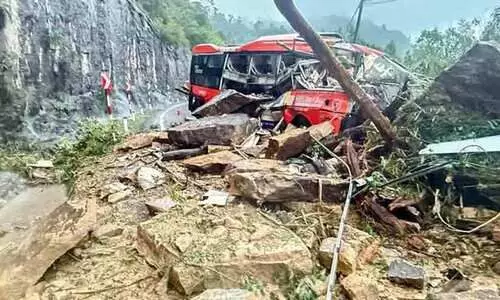 വിയ്റ്റനാമിൽ കനത്ത മഴ; ബസിനുമേൽ മണ്ണിടിഞ്ഞ് ആറുമരണം വിയ്റ്റനാമിൽ കനത്ത മഴ; ബസിനുമേൽ മണ്ണിടിഞ്ഞ് ആറുമരണം
