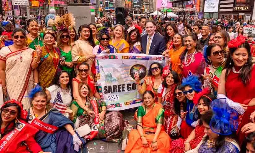 ന്യൂയോർക് നഗരത്തിലെ ടൈംസ്ക്വറിൽ വിരിഞ്ഞത് ഇന്ത്യൻ സാരിയുടെ നിറപ്പൊലിമയും കലാചാതുരിയും