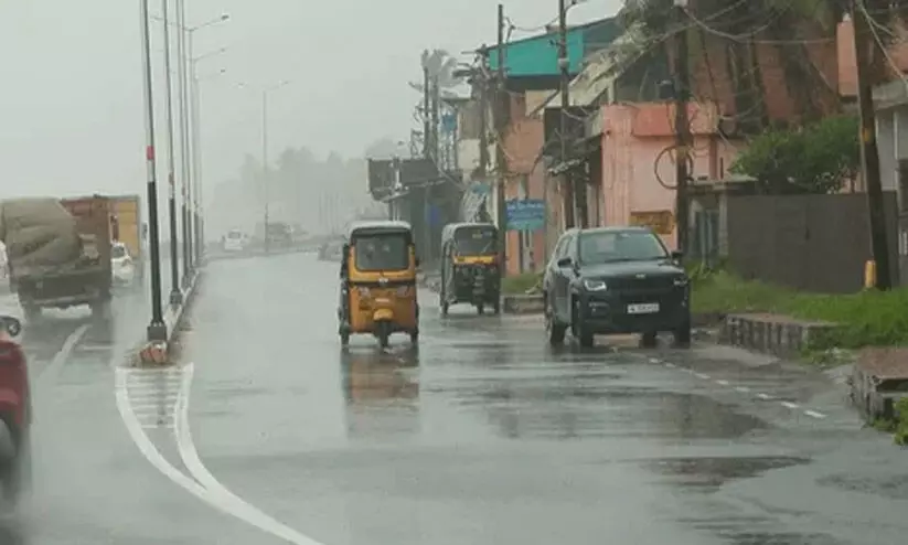 വീണ്ടും ന്യൂന മർദം: വരാനിരിക്കുന്നത് ശക്തമായ മഴ, മൂന്ന് ജില്ലകളിൽ ഓറഞ്ച് അലർട്ട് വീണ്ടും ന്യൂന മർദം: വരാനിരിക്കുന്നത് ശക്തമായ മഴ, മൂന്ന് ജില്ലകളിൽ ഓറഞ്ച് അലർട്ട്