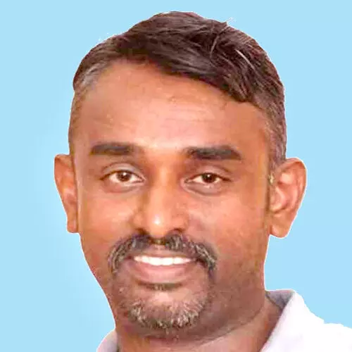 ടി​പ്പ​റി​നു പി​റ​കി​ൽ ബൈ​ക്കി​ടി​ച്ച് യാ​ത്ര​ക്കാ​ര​ൻ മ​രി​ച്ചു