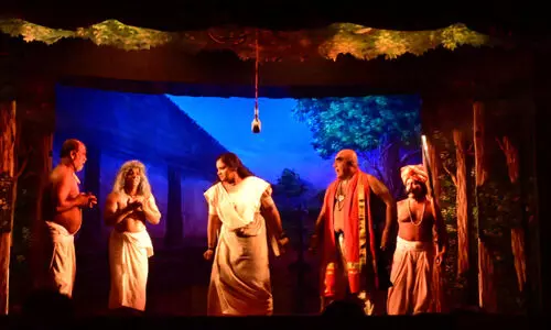 ഇത് നാടകക്കാലം; കളിവിളക്കിൽ തിരിതെളിഞ്ഞു