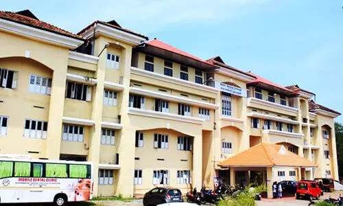 ആലപ്പുഴ ഗവ. ഡെന്‍റൽ കോളജ് ആശുപത്രിയിലെ സീലിങ് അടർന്ന് തലയിലും കാലിലും വീണു; അമ്മക്കും മകള്‍ക്കും പരിക്ക്