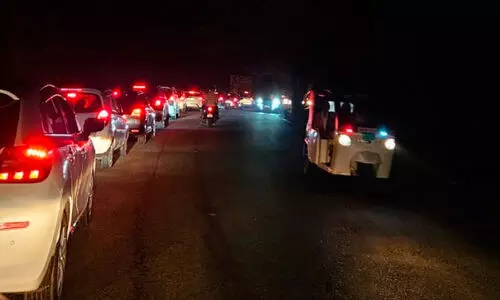 ചുരത്തിലെ കുരുക്കിൽ കുരുങ്ങി പൊലീസ് ചുരത്തിലെ കുരുക്കിൽ കുരുങ്ങി പൊലീസ്