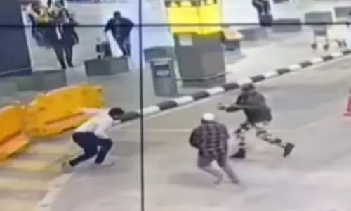 ബംഗളൂരു വിമാനത്താവളത്തിൽ വടിവാളുമായി യുവാവിന്‍റെ പരാക്രമം; സി.ഐ.എസ്.എഫ് ഉദ്യോഗസ്ഥന് പരിക്ക്