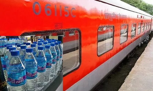 രാജധാനി എക്സ്പ്രസിൽ കുപ്പിവെള്ളം സൗജന്യമാണോ? പ്രീമിയം ട്രെയിൻ യാത്രയിൽ ഭക്ഷണ ഒപ്ഷൻ നിർബന്ധമാക്കിയോ? റെയിൽവേയുടെ മറുപടി ഇങ്ങനെ