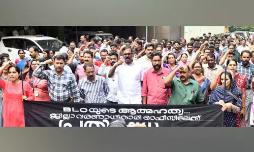 അനീഷ് ജോര്‍ജിന്റെ ആത്മഹത്യ; ബി.എല്‍.ഒമാർ സമ്മർദത്തിൽ, കലക്ടറേറ്റിൽ പ്രതിഷേധ പരമ്പര