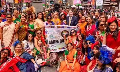 ന്യൂയോർക് നഗരത്തിലെ ടൈംസ്ക്വറിൽ വിരിഞ്ഞത് ഇന്ത്യൻ സാരിയുടെ നിറപ്പൊലിമയും കലാചാതുരിയും