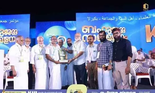 ഹു​ദാ സെ​ന്റ​ർ പു​ര​സ്‌​കാ​രം എം.​പി.​എ.​ഖാ​ദ​ർ ക​രു​വ​ൻ​പൊ​യി​ലി​ന് സ​മ്മാ​നി​ച്ചു