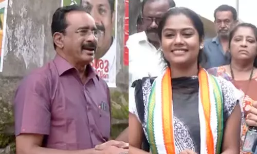 എൻ.ഡി.എ സ്ഥാനാർഥിയുടെ കാലിൽ തൊട്ട് അനുഗ്രഹം വാങ്ങി വൈഷ്ണ; ‘ഈ കുട്ടിക്ക് വന്ന വിഷമം അനുകൂലമായിട്ടുണ്ട്’