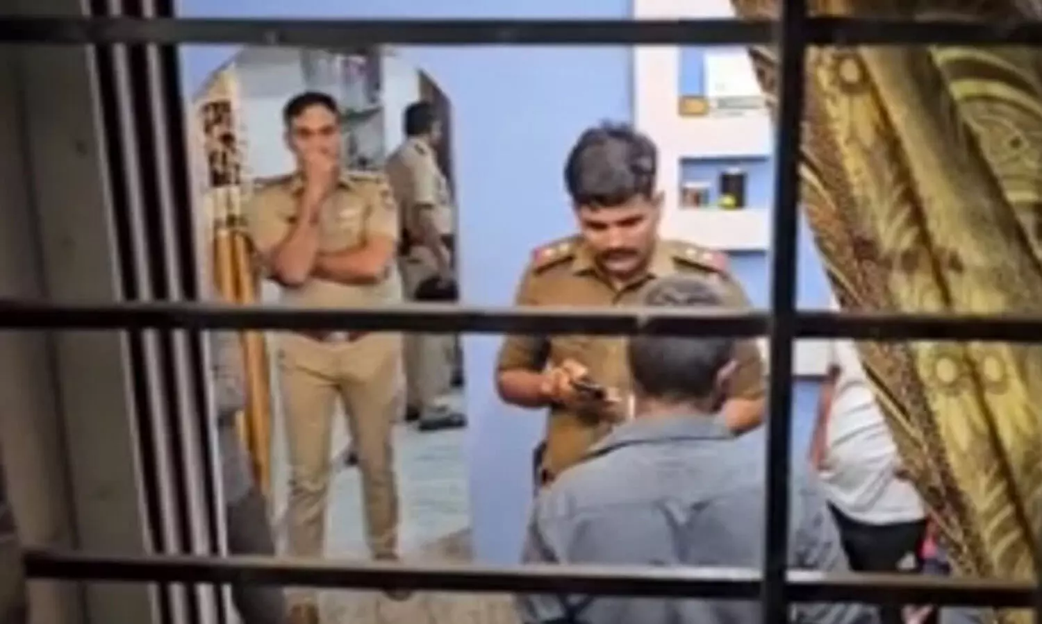 ത​ണു​പ്പകറ്റാ​ൻ ക​രി ക​ത്തി​ച്ചു​റ​ങ്ങി; മൂന്ന് യു​വാ​ക്ക​ൾക്ക് ദാരുണാന്ത്യം