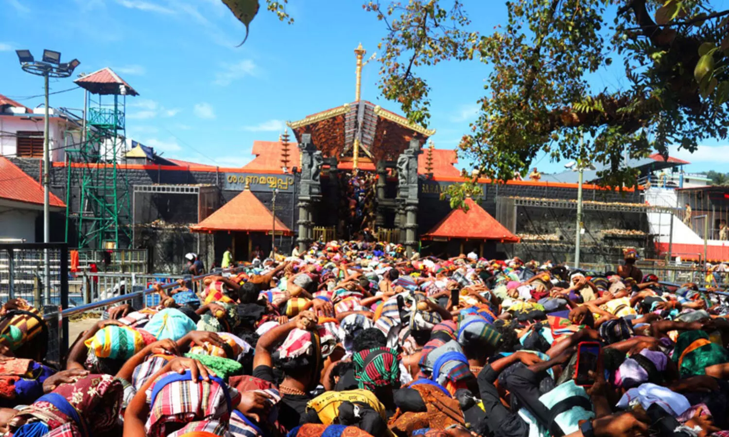 ഭ​യാ​ന​ക​മാ​യ അ​വ​സ്ഥ​ക്കു ​ശേ​ഷം ശ​ബ​രി​മ​ല സ​ന്നി​ധാ​നം ശാ​ന്തം; ബു​ധ​നാ​ഴ്ച ന​ട തു​റ​ന്ന​തു​ മു​ത​ൽ ദ​ർ​ശ​നം സു​ഗ​മ​മാ​യി