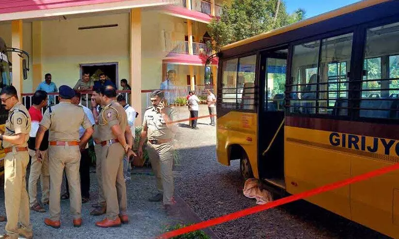 ഇടുക്കിയിൽ സ്കൂൾ ബസ്സിടിച്ച് പ്ലേ സ്കൂൾ വിദ്യാർഥിയായ നാലു വയസ്സുകാരന് ദാരുണാന്ത്യം