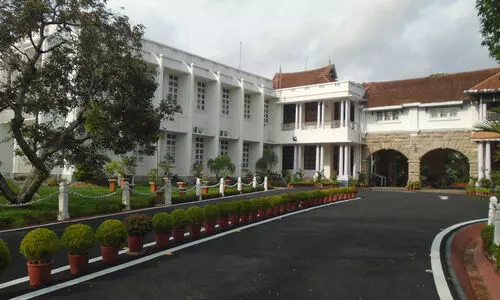 യു.​ജി.​സി യോ​ഗ്യ​ത​യി​ല്ലാ​ത്ത​വ​രെ കോ​ള​ജ്​ അ​ധ്യാ​പ​ക​രാ​ക്കു​ന്ന​തി​നെ​തി​രെ ഗ​വ​ർ​ണ​ർ; യോ​ഗ്യ​ത ഉ​റ​പ്പാ​ക്ക​ണ​മെ​ന്ന്​ സ​ർ​വ​ക​ലാ​ശാ​ല​ക​ൾ​ക്ക്​ നി​ർ​ദേ​ശം