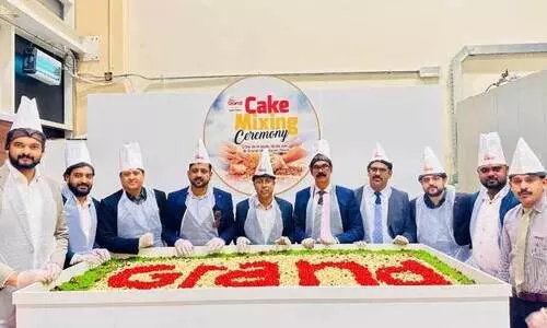 ക്രിസ്മസിനെ വരവേൽക്കാൻ ഗ്രാൻഡ് മാളിൽ കേക്ക് മിക്സിങ്