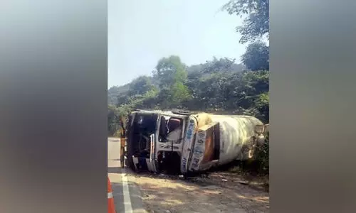 വാതക ടാങ്കർ മറിഞ്ഞ് ദേശീയപാതയിൽ ഗതാഗതം സ്തംഭിച്ചു വാതക ടാങ്കർ മറിഞ്ഞ് ദേശീയപാതയിൽ ഗതാഗതം സ്തംഭിച്ചു