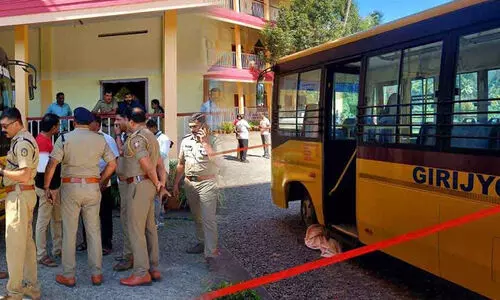 ഇടുക്കിയിൽ സ്കൂൾ ബസ്സിടിച്ച് പ്ലേ സ്കൂൾ വിദ്യാർഥിയായ നാലു വയസ്സുകാരന് ദാരുണാന്ത്യം