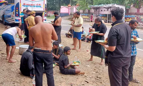 പുനലൂർ - മൂവാറ്റുപുഴ സംസ്ഥാന പാതയിൽ ഇടത്താവളവും സൗകര്യങ്ങളുമില്ലാതെ തീർഥാടകർ പുനലൂർ - മൂവാറ്റുപുഴ സംസ്ഥാന പാതയിൽ ഇടത്താവളവും സൗകര്യങ്ങളുമില്ലാതെ തീർഥാടകർ