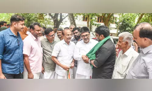 ആശീർവാദം തേടി പാണക്കാട്ടേക്ക് സ്ഥാനാർഥികളുടെ ഒഴുക്ക്