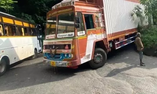 താമരശ്ശേരി ചുരത്തിൽ ലോറി കുടുങ്ങി, ഗതാഗതക്കുരുക്ക് രൂക്ഷം; മൾട്ടി ആക്സിൽ വാഹനങ്ങൾ കടത്തിവിടുന്നില്ല